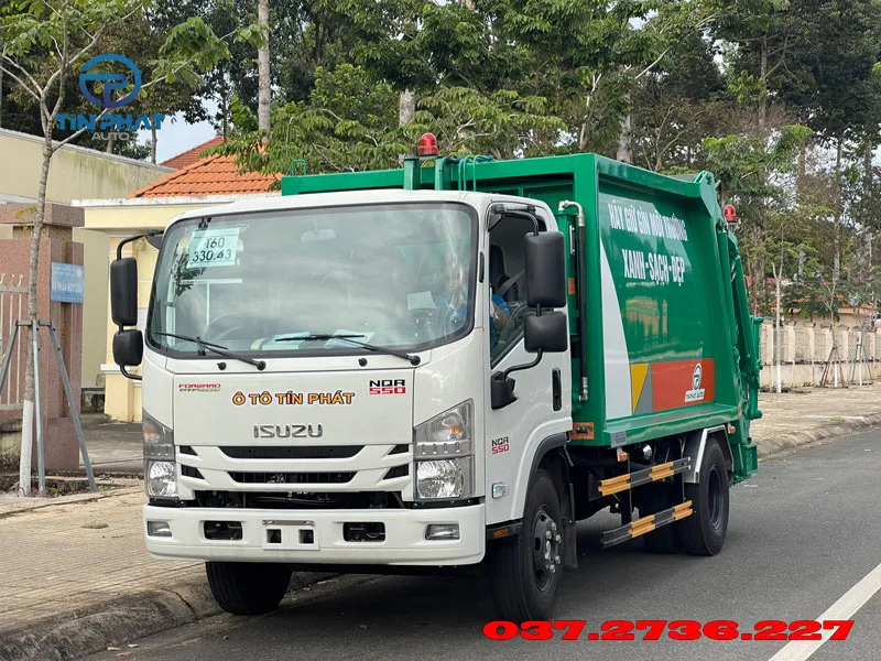 xe ép rác isuzu nqr cabin màu trắng 