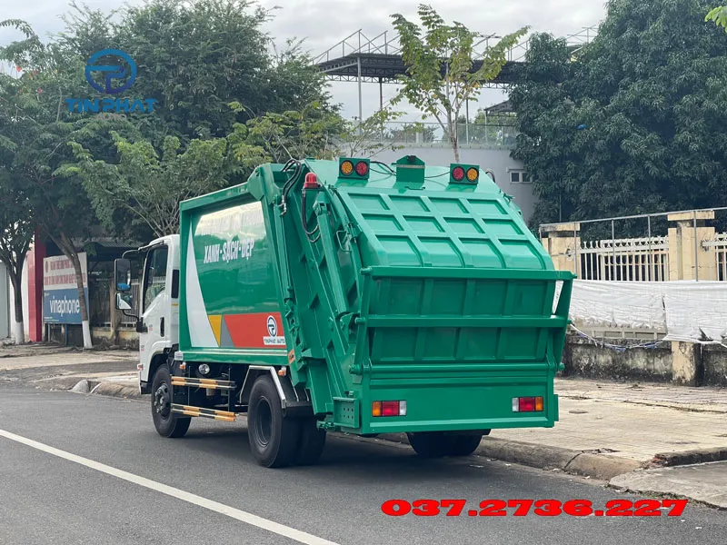 xe ép rác 7 khối isuzu sử dụng máng xúc