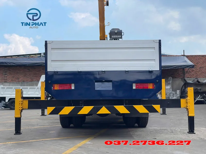 xe dongfeng 3 chân gắn cẩu 8 tấn soosan scs746 cẩu 8 tấn có tú sau
