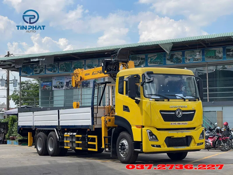xe dongfeng 3 chân gắn cẩu 8 tấn Soosan SCS746 mới nhất