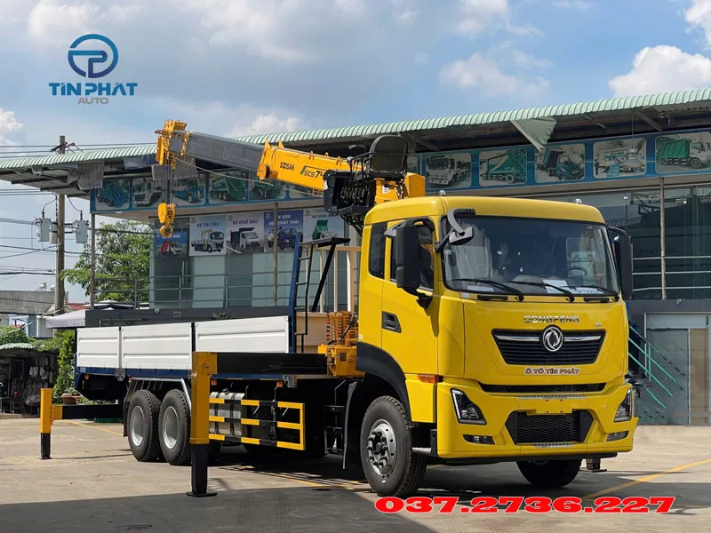 xe dongfeng 3 chân gắn cẩu 8 tấn Soosan SCS746 mới 2025