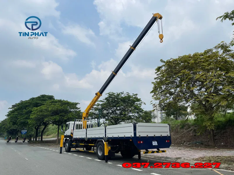 xe tải ud 2 chân cẩu 5 tấn soosan thùng dài 8m2