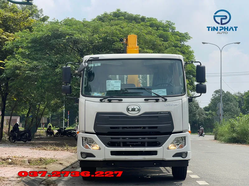 xe tải ud 2 chân cẩu 5 tấn soosan cabin màu trắng