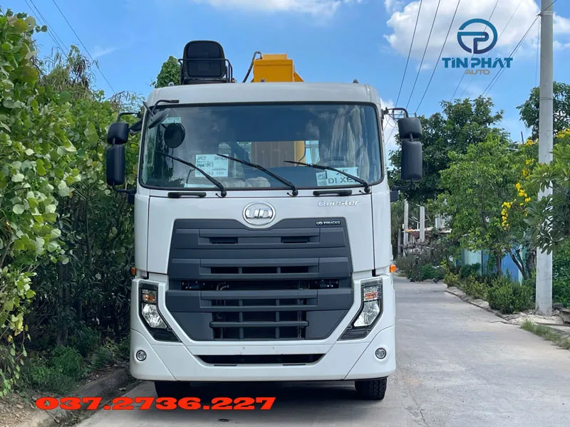 xe tải ud 4 chân cẩu 15 tấn soosan màu trắng