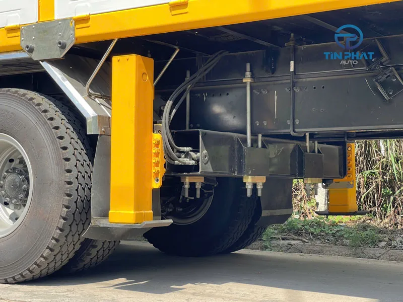 xe tải ud 4 chân cẩu 15 tấn soosan có tú sau