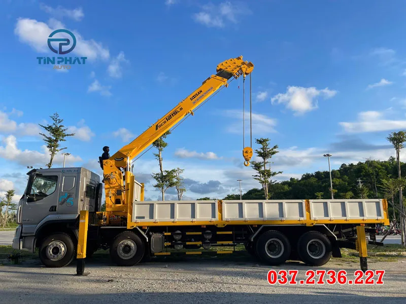 ứng dụng thực tế xe chenglong 4 chân gắn cẩu soosan 12 tấn 5 khúc