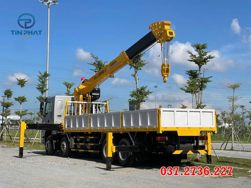 xe chenglong 4 chân gắn cẩu soosan 12 tấn 5 khúc, bán kính làm việc 20,7m