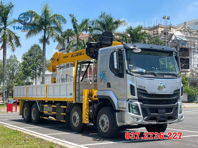 ngoại thất xe chenglong 4 chân gắn cẩu soosan 12 tấn