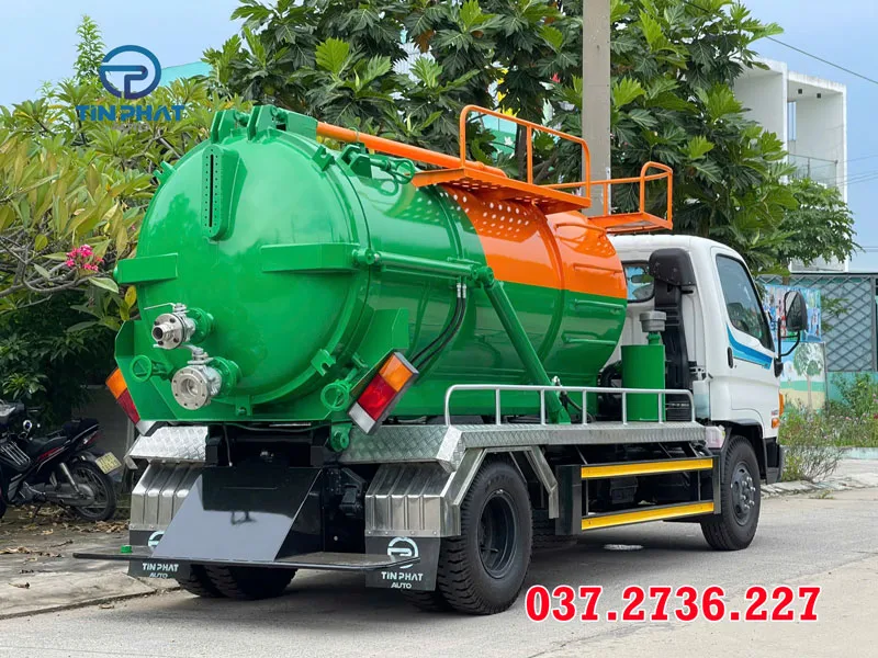 xe hút chất thải 6 khối Hyundai W11s - Xe hút bể phốt 6 khối có sẳn giao nhanh 